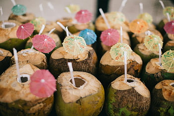 fruits de noix de coco ouverts, noix de coco fraîches, des pailles, parapluies vibrants, rafraîchissement tropical, boissons à la noix de coco, l'eau de noix de coco, fruits tropicaux, cocktails de noix de coco, rafraîchissement de la noix de coco