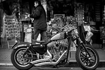 grayscale photo, cruiser motorcycle, vintage motorcycle, black and white, city street, newsstand, parked motorcycle, urban scene, street photography, motorcycle engine, chrome details
