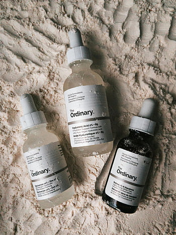 det vanlige, dropper flasker, hudpleieprodukter, talkumpulver, serum, pulveraktig overflate, skjønnhetsprodukter, hudpleie rutine, kosmetiske produkter, De vanlige serumene, dropperserum
