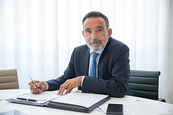 bebaarde man, zwart pak, Ondertekening van documenten, modern kantoor, oudere zakenman, tafel, professionele setting, kantooromgeving, zakelijke kleding, Ondertekening van document, formele kleding