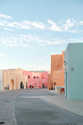 barevné domy, Vibrující pastelové budovy, Katara Kulturní vesnice, doha, katar, pouliční scény, pastelové barvy, kulturní vesnice, městské krajiny, architektonické krásy, cíl cesty