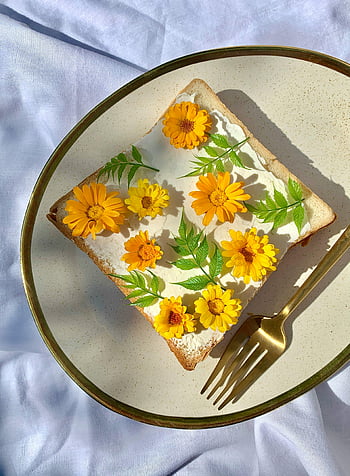 Toast s květinami, jedlé květiny, oranžové květy, Umělecký toast, zlatá vidlička, deska, fotografování potravin, Květinový toast, dekorativní toast, Snídaně umění, Gourmet Toast