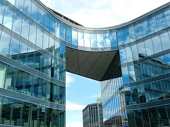 skleněné budovy, Moderní skleněná kancelářská budova, Unikátní design, odráží modrou oblohu, současná architektura, městské panorama, skleněná fasáda, architektonický design, panoráma města, moderní kancelář, skleněná konstrukce