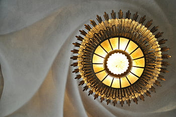 kulaté žluté světlo, zdobený lustr, spirálově vzorovaný strop, Podrobný pohled, povrch stropu, dekorativní osvětlení, Vzhled interiéru, architektonický prvek, vintage lustr, stropní svítidlo, strop spirály