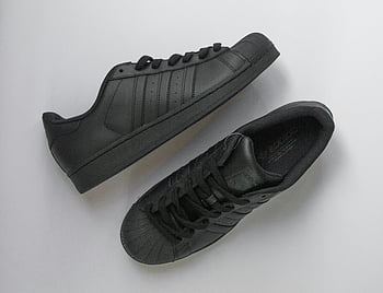 scarpe nere, sfondo bianco, Sneaker eleganti, moda moderna, scarpe da ginnastica nere, superficie grigia, scarpe alla moda, calzature nere, fashion style, scarpe di pelle nera, calzature casual