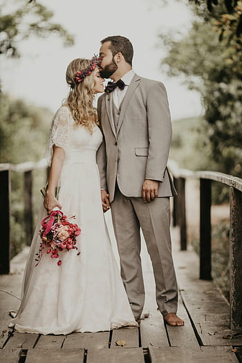 Elegantní nevěsta, ženich, romantický okamžik, Rustikální venkovní most, Svatební pár, květinová koruna, kytice, svatební oděv, venkovní svatba, Intimní svatba, Rustikální svatební prostředí