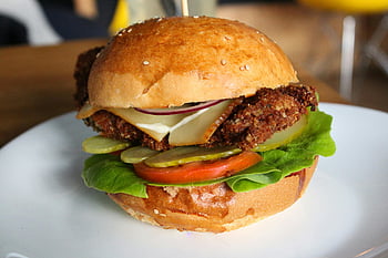 hamburger, ropogós csirke hamburger, Friss zöldségek, sajt, szezámmag zsemle, sekély fókuszfotózás, tányér, finom hamburger, savanyúság, paradicsom, saláta