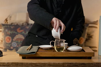китайска чайна церемония, gaiwan, cha hai, Традиционен чай, наливане на чай, стъклен чайник, чаен комплект, дървен поднос, Приготвяне на чай, чайна култура, чаена церемония