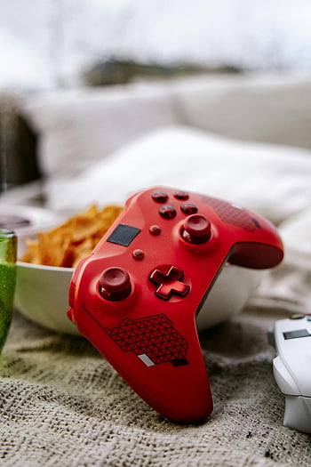 červený ovladač pro Xbox, bezdrátový ovladač, detailní fotografie, texturovaný povrch, mísa čipů, herní příslušenství, Červený ovladač, Hraní Xbox, detailní záběr, nastavení her, Červený xbox