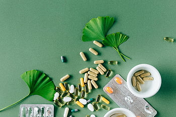 colocação plana, medicamentos alternativos, Suplementos, folhas de ginkgo, remédios naturais, superfície verde, Medicamentos variados, produtos de saúde, suplementos de ervas, cápsulas de vitamina, fotografia plana leiga