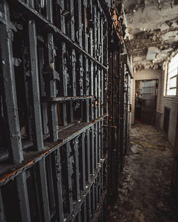 opuštěné vězení, Eerie Corridor, rezavé tyče, loupání barvy, šedá ocel, rozpadající se vězení, opuštěný vězení, děsivá atmosféra, vězeňských barů, rozpadlé vězení, opuštěná vězeňská buňka