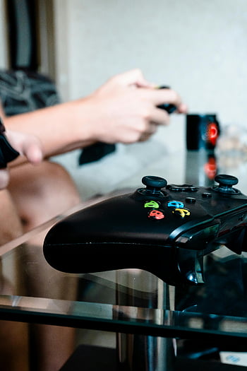 xbox řadič, skleněný stůl, detailní záběr, herní relace, černý ovladač, video hra, herního zařízení, herního řadiče, nastavení her, herní příslušenství, herní vybavení
