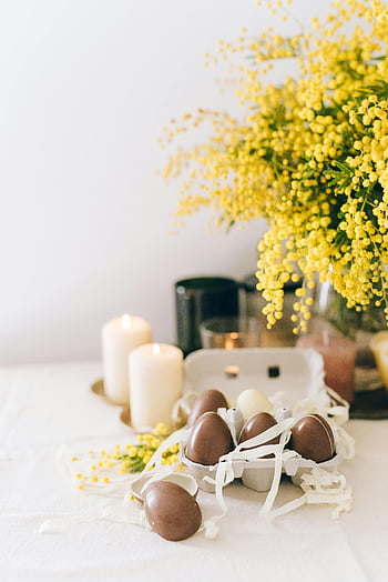 påske, hvide stearinlys, brune æg, hvidt bord, chokoladeæg, mimosa blomster, Smukt indstillet bord, påske fest, forår indretning, Festlig bordindstilling, påske dekorationer