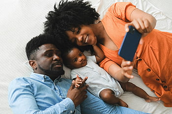 familjeself, Glad familjens ögonblick, föräldrar och barn, inomhusfoto, familjebild, glad familj, selfie tillsammans, familjebindning, familjefotografering, familjetid, Inomhus familjefoto