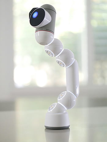 ホワイトクリックボット、 ロボットアーム、 カメラレンズ、 革新的な技術、 未来的なデザイン、 テーブル、 テクノロジーアプリケーション、 モダンロボット工学、 小型ロボット、 屋内設定、 白いロボット