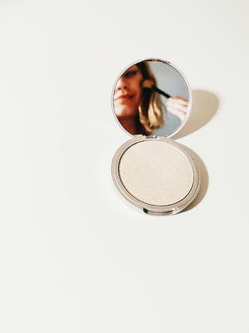 lisovaný prášek, bílý povrch, kompaktní zrcadlo, Aplikace make-upu, Elegantní pohled, odraz, kosmetický výrobek, Kompaktní make -up, bílé pozadí, štětec na makeup, Rutina krásy