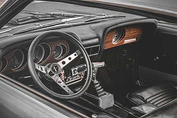 Interiér Fordu Mustang, vinobraní volant, klasický interiér vozu, Podrobnosti palubní desky, kožené sedačky, Historické auto, klasický mustang, vnitřní pohled, Design interiéru auta, Vintage dashboard, Klasické funkce automobilu