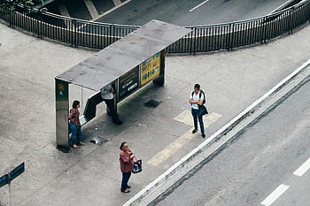 foto aerea, persone che aspettano, attesa capannone, fermata dell'autobus, ambientazione della città, vista stradale, scena urbana, pedone, marciapiede, area del traffico, trasporto pubblico