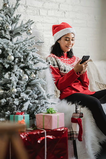 cappello da Babbo Natale, donna allegra, smartphone, albero di Natale, albero decorato, i regali, festivo, stagione delle vacanze, inverno, accogliente, sorridente