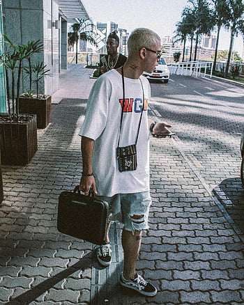 man, wit T-shirt, handtas vasthouden, naar links kijken, in de mode, aktentas, Stijlvolle outfit, stadsstraat, wandelen, zonnebril, Street Style