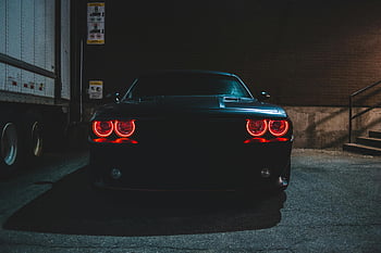 černé auto, Červené světlomety, noc, ulice, zářící světlomety, stylové auto, zaparkované auto, městské scény, noční fotografie, osvětlení vozidla, Tmavé prostředí