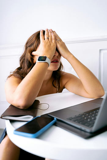 kvinde, dækker ansigt, stress, træthed, hænder på ansigt, skrivebord, bærbar, arbejde, overvældet, kontor