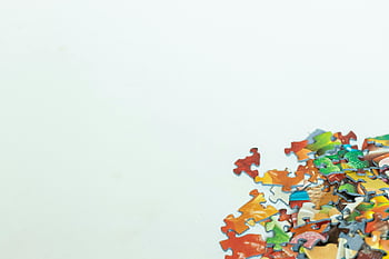 kirakós darabok, Színes puzzle, fehér háttér, szétszórt darabok, copyspace, kirakós, kirakós játék, puzzle művészet, puzzle -tervezés, puzzle textúra, Puzzle minta