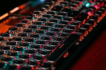 メカニカルゲーミングキーボード、 照らされたキー、 ビンテージスタイルのキーボード、 鮮やかな照明、 クローズアップ写真、 遊び心のある照明、 メカニカルキーボード、 ゲーミングキーボード、 照らされたキーボード、 ビンテージキーボード、 クローズアップショット