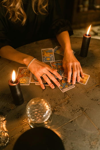 tarocchi, mani, candele, palla di cristallo, scarsamente illuminata, tavolo, donna, lettura dei tarocchi, spirituale, divinazione, rituale