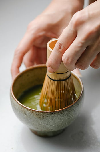 slavnostní čaj, matcha, bambusový šlehač, keramický pohár, detail, ruce, šlehání, zelený čaj, Tradiční čaj, čajový ceremoniál, Příprava Matcha