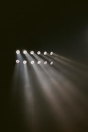 sahne ışıkları, gece reflektörleri, dramatik ışınlar, karanlık atmosfer, tiyatro görselleri, konser görselleri, güçlü ışıklar, sahne aydınlatma, gece çekimi, spot ışığı efektleri, dramatik aydınlatma