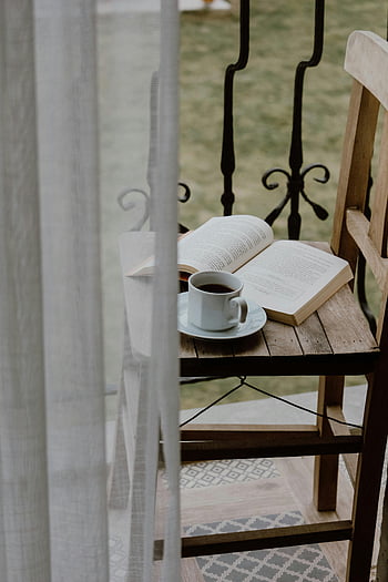 balcone, sedia, libro, tazza di caffè, mattina rilassante, sedia di legno, Balcone pacifico, scena all'aperto, Spot di lettura, angolo accogliente, caffè del mattino