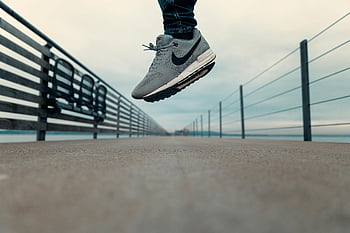 Šedé boty Nike, skákání, molo, altnau, švýcarsko, pohyb, detail, osoba, venkovní, aktivita, životní styl