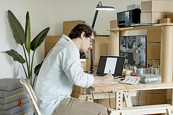 uomo d'affari, negozio online, ufficio a casa, laptop da digitare, forniture di imballaggio, carta da scrivere, impostazione della scrivania, lavoro da casa, piccola impresa, e-commerce, scatole di cartone