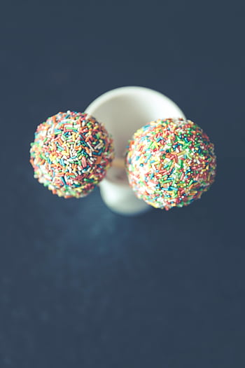 torta si apre, Confettini colorati, tazza bianca, Pops vibranti della torta, celebrazioni, Scegli festivi, Decorazione da dessert, spuntini per feste, dolci, fotografia di cibo, arte pasticceria