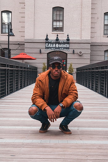 na moście, Stylowy mężczyzna, swobodny ubiór, nowoczesny most, Richmond Va, pozować, Dom Barco, moda miejska, styl uliczny, okulary słoneczne, porwane jeansy