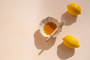 kochanie, cytryny, Białe tło studyjne, widok z góry, Honey Bowl, drewniany wóz, jasne tło, Miód i cytryny, fotografia studyjna, fotografia żywności, martwa natura