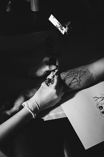 tetování, Černý a bílý, paže klienta, proces tetování, Umělecké tetování, Tattoo Design, tetovací studio, Tetovací práce, rukavice, tetovací vybavení
