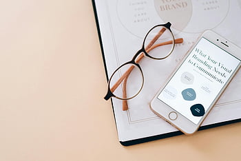 Smartphone, Brille, flach liegen, Branding -Dokument, Schreibtisch, stilvoll, visuelles Branding, Kommunikation, Büro, Arbeit, Technologie
