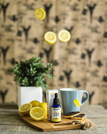 cbd olej, plátky citronu, bílý keramický hrnek, hnědý dřevěný stůl, rustikální pozadí, Přirozené nastavení, Osvěžující nastavení, produktová fotografie, šálek čaje, citrony, cookies