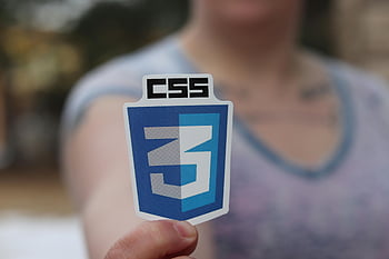 CSS3ステッカー、 ステッカーを持っている女性、 クローズアップ写真、 CSS3ロゴ、 背景をぼかした写真、 ステッカーを持っている人、 CSS3デザイン、 ウェブ開発、 プログラミングステッカー、 テクノロジーステッカー、 CSS3エンブレム