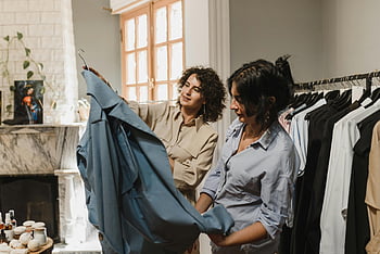 Frauen einkaufen, Boutique, Elegante Boutique, zwei Frauen, Kleidung, Kleidung erkunden, Einkaufserfahrung, Mode, Boutique einkaufen, stilvolles Einkaufen, Damenmode