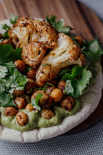 Pita Vegan, Kembang kol panggang, buncis, saus hijau, merapatkan, berbasis tanaman, makanan sehat, roti biasa, makanan vegetarian, rempah segar, papan kayu