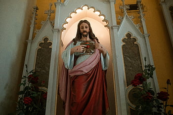 statua di Gesù Cristo, cuore sacro di Gesù, statua religiosa, Ambiente della chiesa, fede e devozione, statua di Gesù, interno della chiesa, arte religiosa, Iconografia cristiana, arredamento della chiesa, simboli religiosi