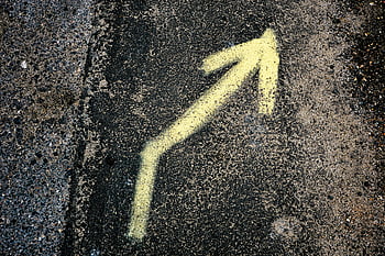 freccia sinistra gialla, cartello, superficie nera, superficie grigia, segnaletica stradale, marciapiede, segno direzionale, freccia dipinta, segnale stradale, cartello stradale, asfalto