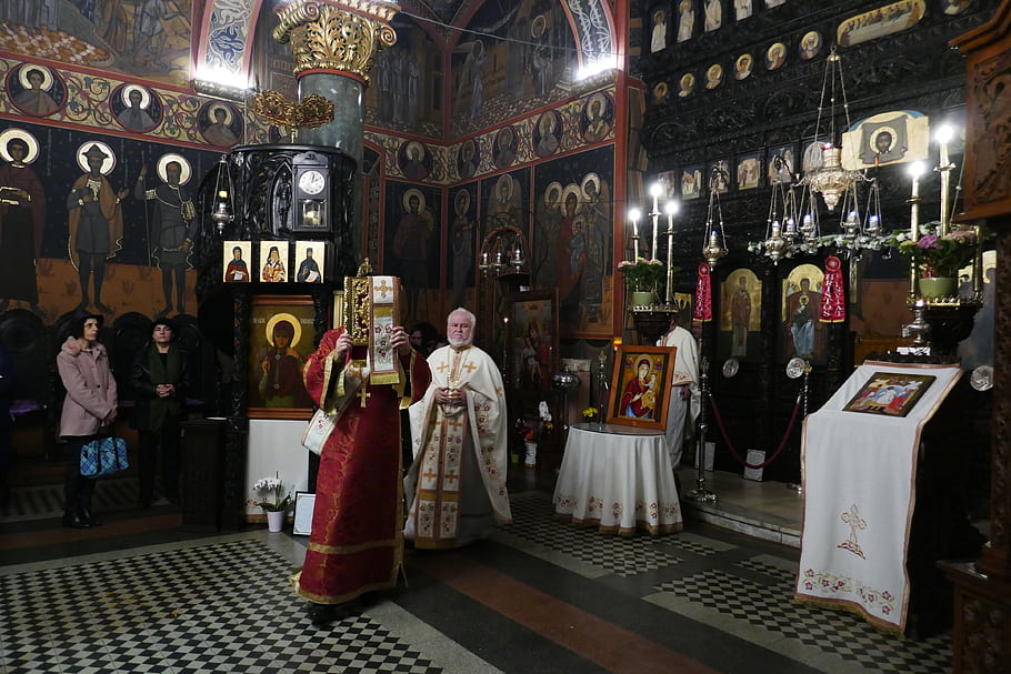 kostel, náboženský ceremoniál, kněz, oltář, ikony, lustr, lidé, interiér, náboženské umění, kostkovaná podlaha, bohoslužby