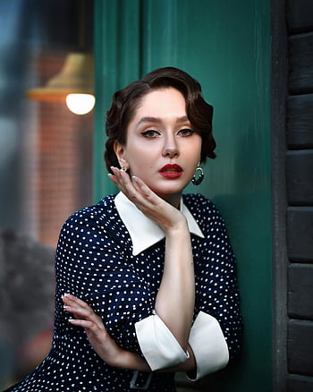 belle femme, tenue rétro, maquillage de style vintage, robe à pois, portrait chic, mode vintage, beauté classique, style élégant, d'apparence ancienne, femme à pois, portrait vintage