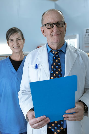 männlicher Arzt, weibliche Krankenschwester, Krankenhaus, medizinische Datei, Peelings, Laborkittel, lächelnde Ärzte, Angehörige der Gesundheitsberufe, medezinische Angestellte, medizinische Umgebung, Gesundheitsumgebung