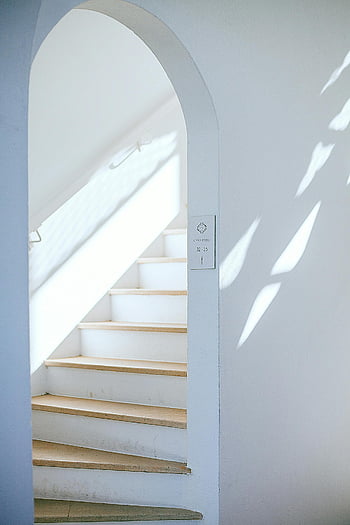 Modern Merdiven, minimalist iç, beyaz merdiven, doğal ışık, Güneş ışığı, gölgeler, parlak iç mekan, kemer tasarımı, evin iç, Çağdaş tasarım, mimari detaylar