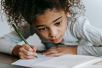 negresă, scris, concentrat, teme pentru acasă, caiet, birou, tânără fată, atent, educaţie, studiu, concentraţie